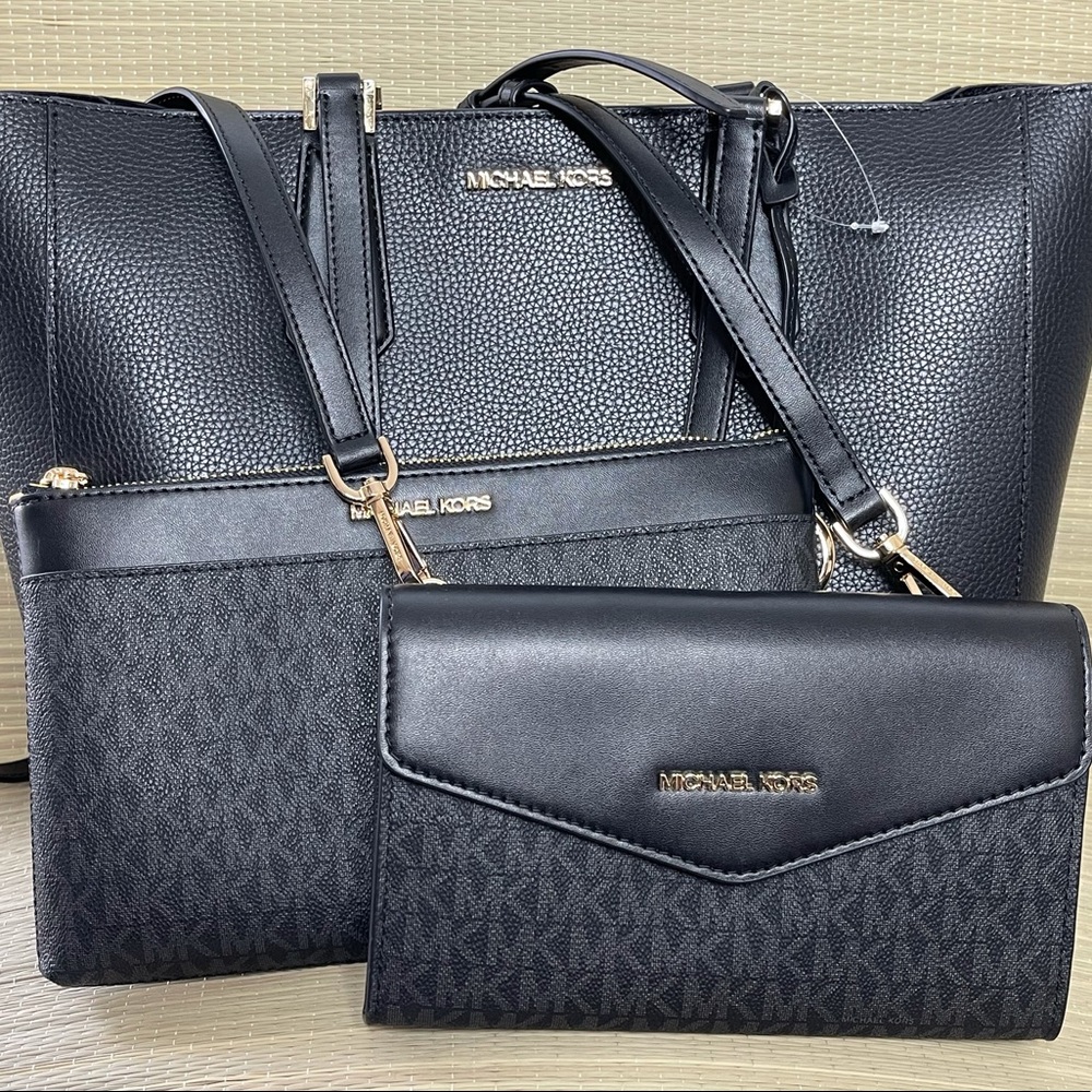 ❤️♥️SOLD♥️❤️Michael Kors 3 in 1 Tote and crossbody Bundle